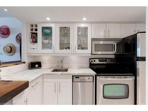 214-100 Bronte Road, Oakville, ON - Indoor Photo Showing Kitchen