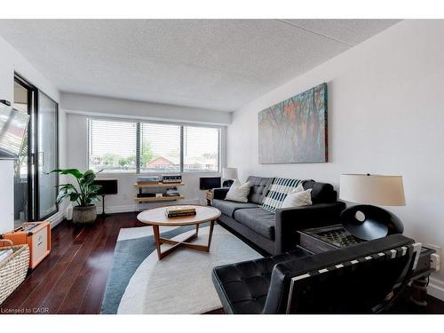 214-100 Bronte Road, Oakville, ON - Indoor Photo Showing Living Room