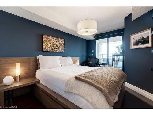 214-100 Bronte Road, Oakville, ON - Indoor Photo Showing Bedroom