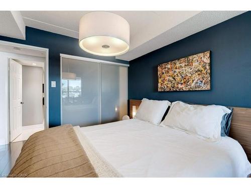 214-100 Bronte Road, Oakville, ON - Indoor Photo Showing Bedroom