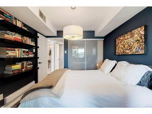 214-100 Bronte Road, Oakville, ON - Indoor Photo Showing Bedroom