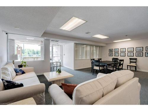 214-100 Bronte Road, Oakville, ON - Indoor Photo Showing Living Room