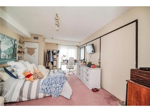 217-456 Janefield Avenue, Guelph, ON - Indoor Photo Showing Bedroom