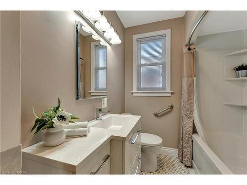131 East 42Nd Street, Hamilton, ON - Indoor Photo Showing Bathroom
