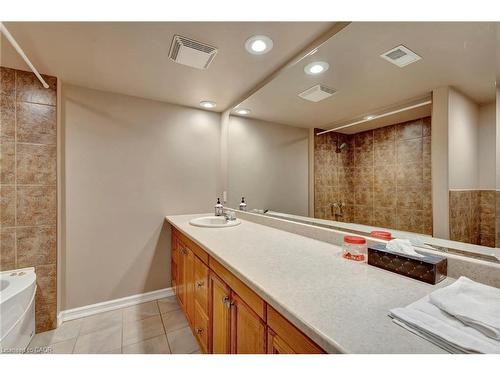 131 East 42Nd Street, Hamilton, ON - Indoor Photo Showing Bathroom