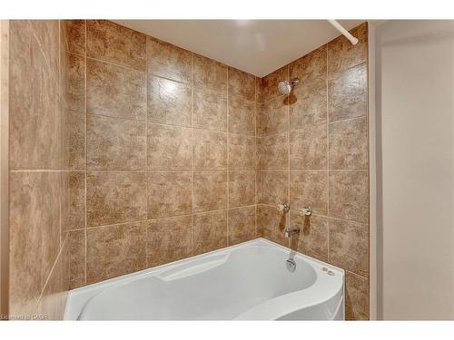 131 East 42Nd Street, Hamilton, ON - Indoor Photo Showing Bathroom
