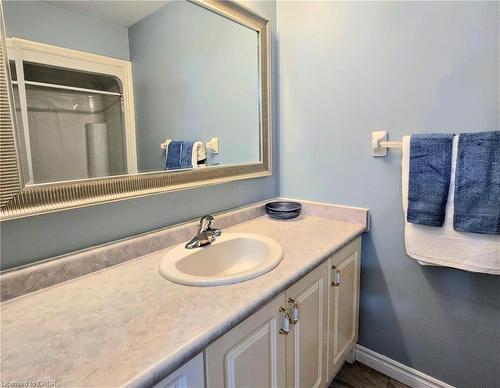 5-10 Isherwood Avenue, Cambridge, ON - Indoor Photo Showing Bathroom