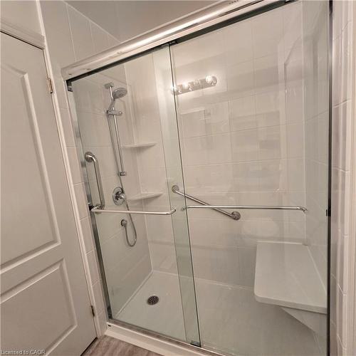 5-10 Isherwood Avenue, Cambridge, ON - Indoor Photo Showing Bathroom