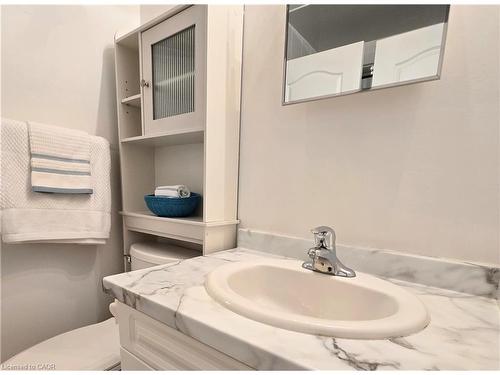 5-10 Isherwood Avenue, Cambridge, ON - Indoor Photo Showing Bathroom