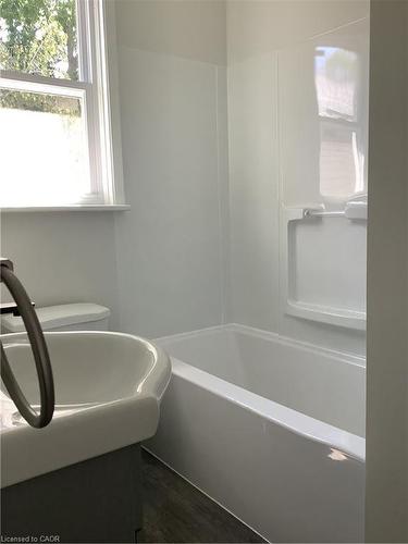 3-90 Kent Street S, Simcoe, ON - Indoor Photo Showing Bathroom