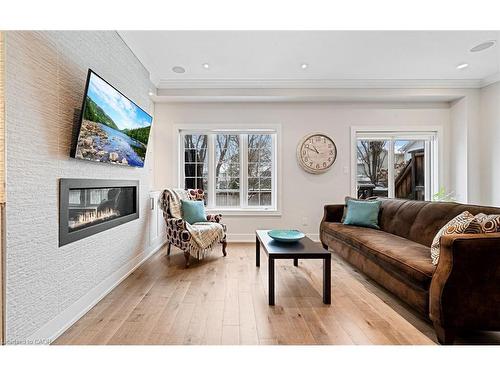 24-2086 Ghent Avenue, Burlington, ON - Indoor Photo Showing Living Room With Fireplace