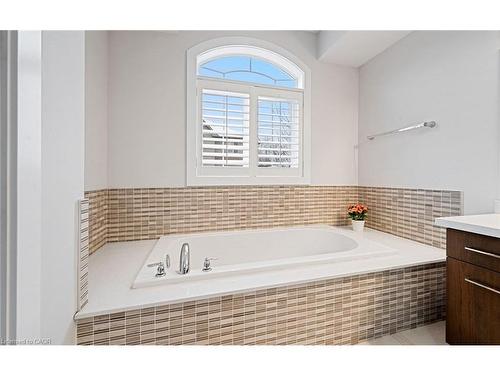 24-2086 Ghent Avenue, Burlington, ON - Indoor Photo Showing Bathroom