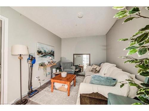 115-456 Janefield Avenue, Guelph, ON - Indoor Photo Showing Living Room
