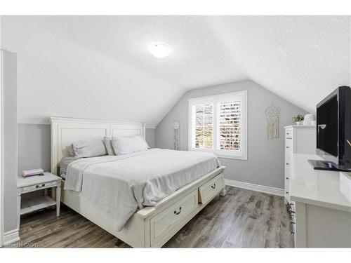 89 Erin Avenue, Hamilton, ON - Indoor Photo Showing Bedroom