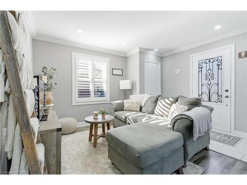 89 Erin Avenue, Hamilton, ON - Indoor Photo Showing Living Room