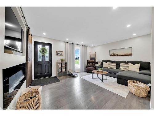1073 Concession 6 Woodhouse Road, Simcoe, ON - Indoor Photo Showing Living Room