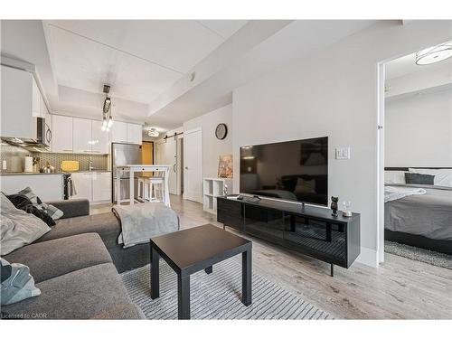 104-15 Prince Albert Boulevard, Kitchener, ON - Indoor Photo Showing Living Room