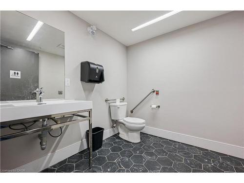 104-15 Prince Albert Boulevard, Kitchener, ON - Indoor Photo Showing Bathroom