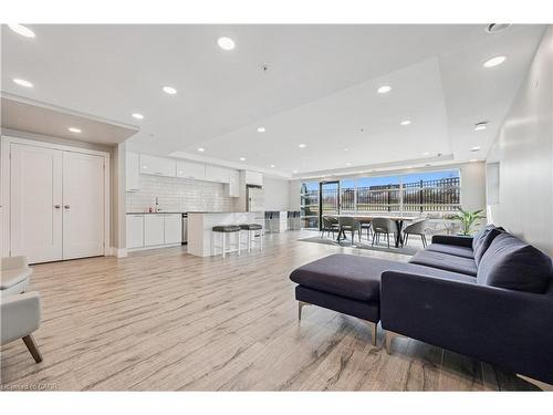 104-15 Prince Albert Boulevard, Kitchener, ON - Indoor Photo Showing Living Room