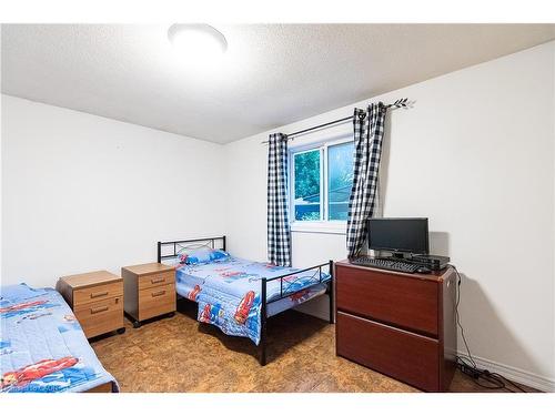 Main-690 Elgin Street N, Cambridge, ON - Indoor Photo Showing Bedroom