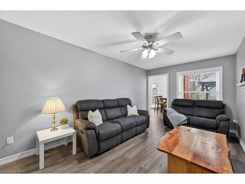 71 Royaledge Way, Hamilton, ON - Indoor Photo Showing Living Room