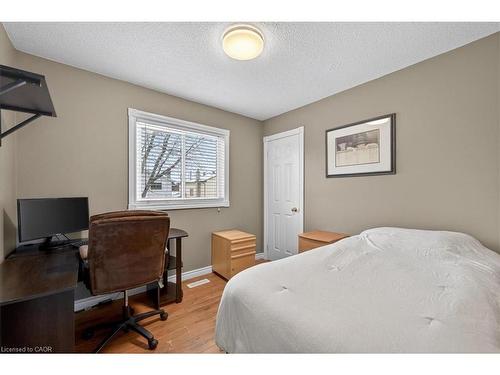 71 Royaledge Way, Hamilton, ON - Indoor Photo Showing Bedroom
