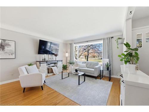 11 Kensington Avenue, Kitchener, ON - Indoor Photo Showing Living Room
