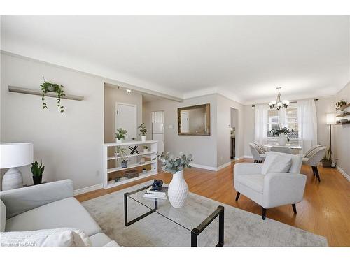 11 Kensington Avenue, Kitchener, ON - Indoor Photo Showing Living Room