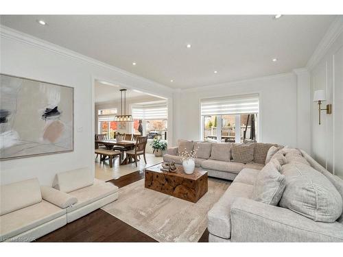 30 Danfield Court, Brampton, ON - Indoor Photo Showing Living Room