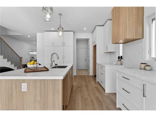 8868 Angie Drive, Niagara Falls, ON - Indoor Photo Showing Kitchen With Upgraded Kitchen