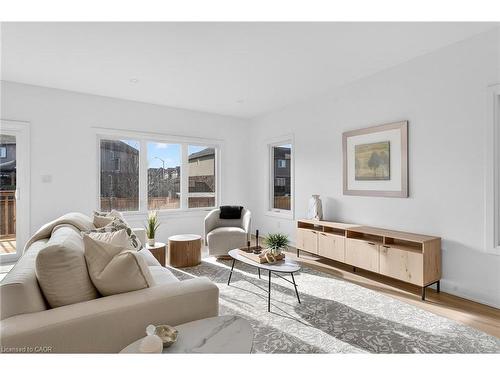 8868 Angie Drive, Niagara Falls, ON - Indoor Photo Showing Living Room