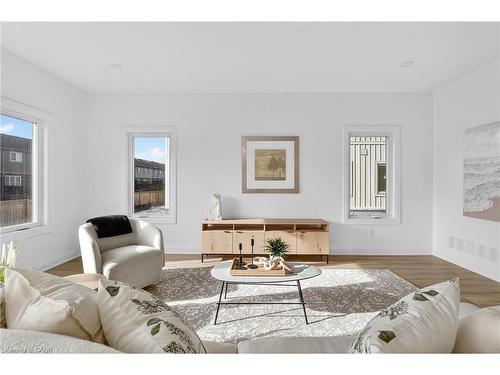 8868 Angie Drive, Niagara Falls, ON - Indoor Photo Showing Living Room