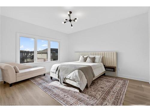 8868 Angie Drive, Niagara Falls, ON - Indoor Photo Showing Bedroom