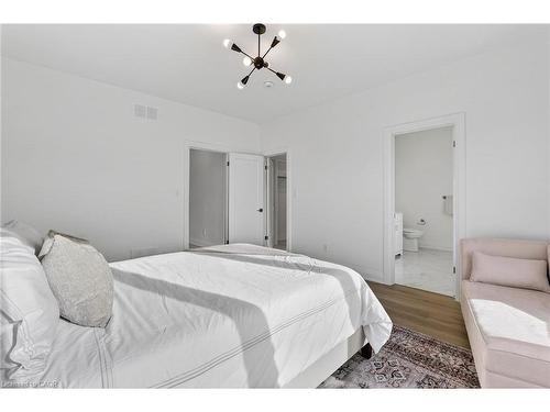 8868 Angie Drive, Niagara Falls, ON - Indoor Photo Showing Bedroom