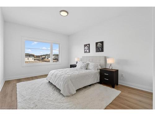 8868 Angie Drive, Niagara Falls, ON - Indoor Photo Showing Bedroom