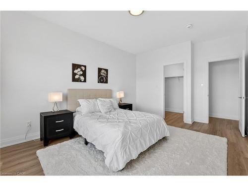 8868 Angie Drive, Niagara Falls, ON - Indoor Photo Showing Bedroom