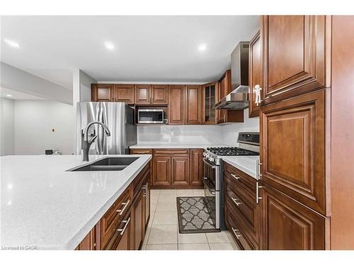 6537 St Michael Avenue, Niagara Falls, ON - Indoor Photo Showing Kitchen With Double Sink With Upgraded Kitchen