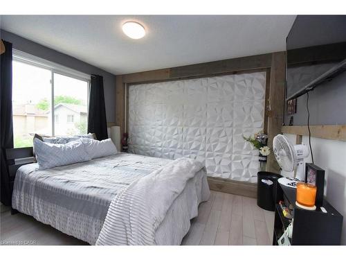 448 Acadia Drive, Hamilton, ON - Indoor Photo Showing Bedroom