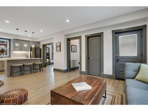 854 Queenston Road, Cambridge, ON - Indoor Photo Showing Living Room