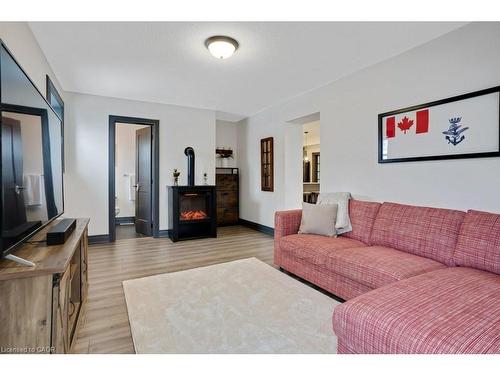 854 Queenston Road, Cambridge, ON - Indoor Photo Showing Living Room