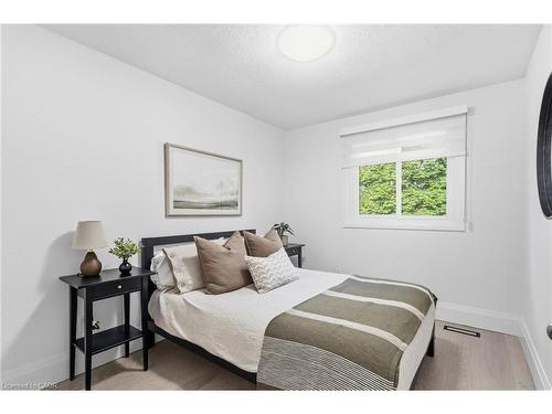 23-1357 Ontario Street, Burlington, ON - Indoor Photo Showing Bedroom