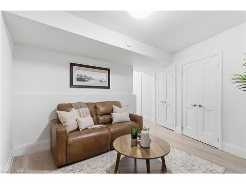 23-1357 Ontario Street, Burlington, ON - Indoor Photo Showing Living Room