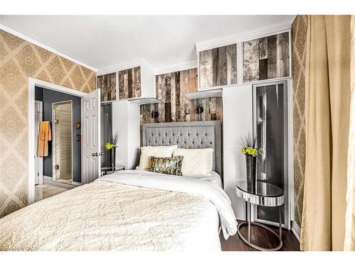 20 Chesswood Trail, Hamilton, ON - Indoor Photo Showing Bedroom