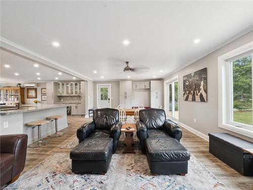 891 Peninsula Road, Gravenhurst, ON - Indoor Photo Showing Living Room