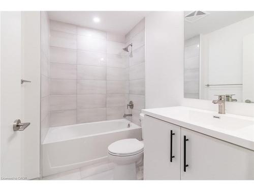 1710-15 Wellington Street S, Kitchener, ON - Indoor Photo Showing Bathroom