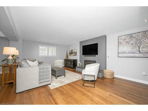 112 Thomas Street, Cambridge, ON - Indoor Photo Showing Living Room