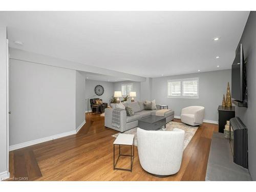 112 Thomas Street, Cambridge, ON - Indoor Photo Showing Living Room