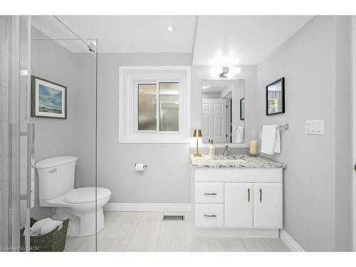 112 Thomas Street, Cambridge, ON - Indoor Photo Showing Bathroom