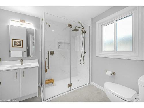 112 Thomas Street, Cambridge, ON - Indoor Photo Showing Bathroom