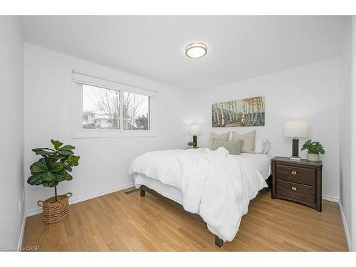 112 Thomas Street, Cambridge, ON - Indoor Photo Showing Bedroom